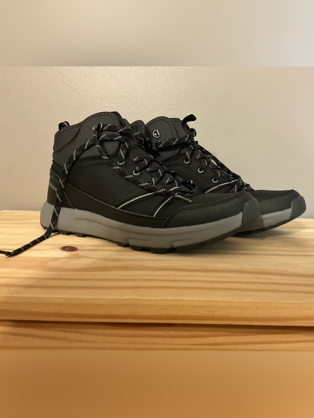 Men's Sz 10.5 Black Lace-Up Waterproof Casual Hiking Shoes